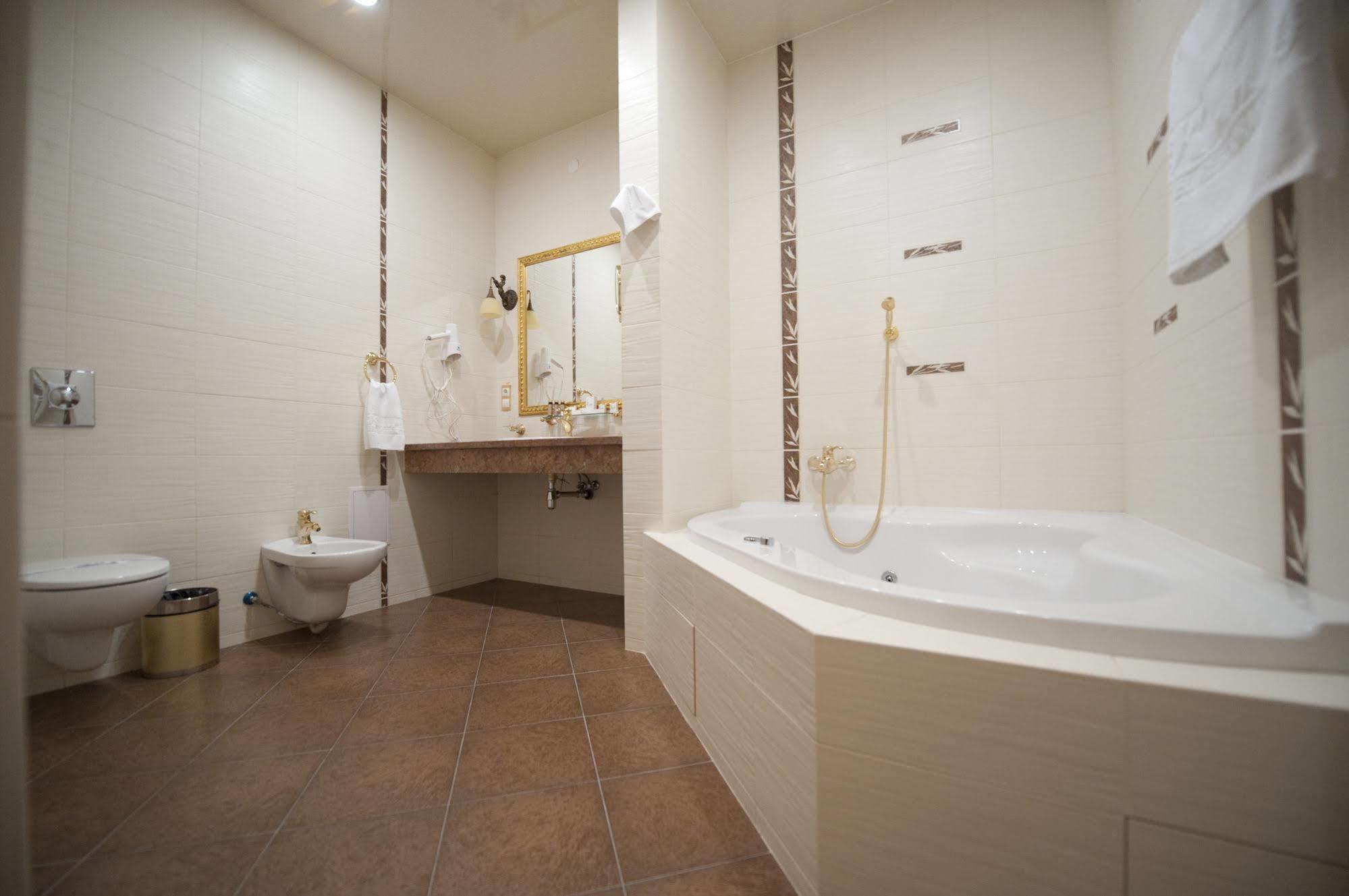 Deluxe Hotel Kupava Lviv Exteriör bild
