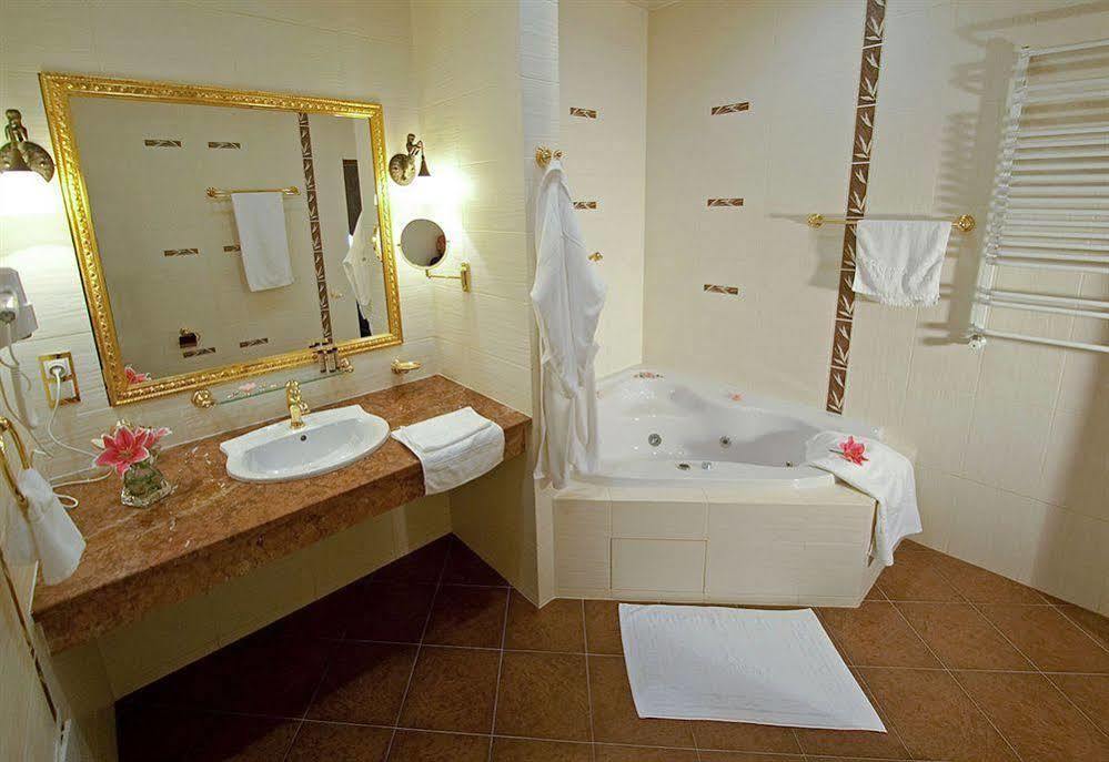 Deluxe Hotel Kupava Lviv Exteriör bild